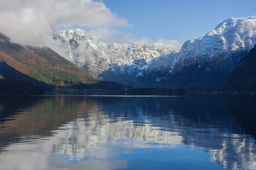 Fototapeta na wymiar The clear water of Hallstattersee lake and the beautiful mountains surrounding it in Salzkammergut region, Austria, in winter