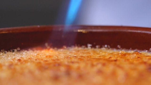 ook burns sugar on pudding with burner macro.