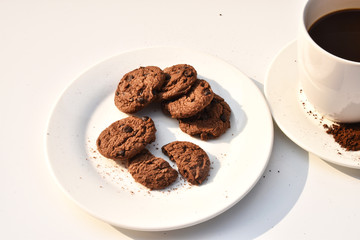 Black coffee in a white cup Cookies in white dish Putting on a white background