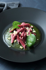 cibo vegetariano pasta di barbabietole rosso con spinaci