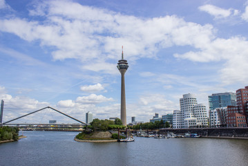 Fototapeta na wymiar Panorama Medienhafen Düsseldorf Rhein Fernsehturm Skyline