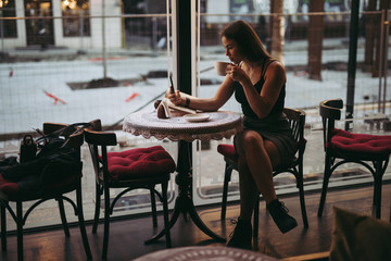 Obraz na płótnie Canvas Woman playing with smartphone in cafe