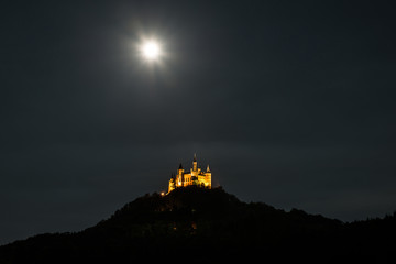 Obraz premium Vollmond über der Burg Hohenzollern in Bisingen, Deutschland