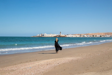Blonde Frau am Strand von Sur in Oman