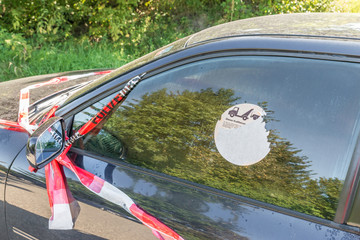 Kaputter Aufkleber auf einem Unfallfahrzeug mit deutschen Text - Dass dieses Kraftfahrzeug nicht...
