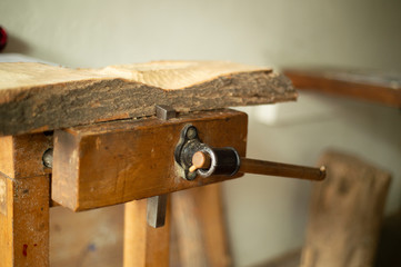 Werkbankbank mit in einem Schraubstock eingespannten Stück Holz