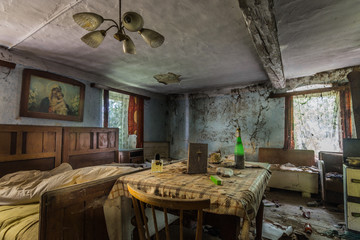 tisch mit bibel und gegenstaenden in einem zimmer von einem bauernhaus