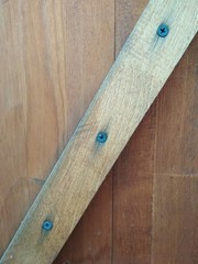 The inclined bar is screwed by three screws to a wooden Board.