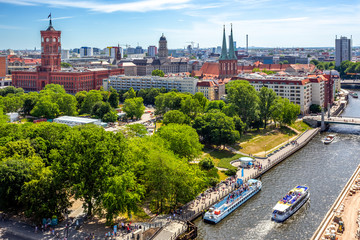 Obraz premium Blick über die Stadt Berlin mit Rathaus, Deuschland 