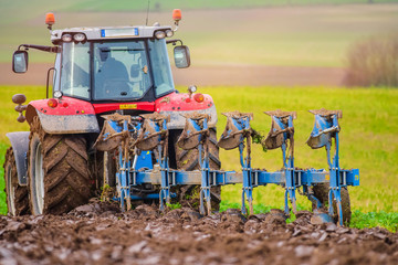 Obraz premium farmer plowing his fields in early spring