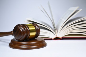 Justice jugement proces judicaire loi