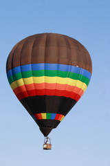 Obraz premium Rainbow colors Hot Air Balloon over a blue Miami sky