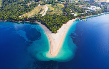 Kroatië, Hvar-eiland, Bol. Luchtfoto bij de Zlatni Rat. Strand en zee vanuit de lucht. Beroemde plaats in Kroatië. Zomer zeegezicht van drone. Reizen - afbeelding