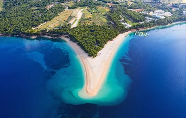 Foto op Plexiglas Gouden Hoorn strand, Brac, Kroatië Kroatië, Hvar-eiland, Bol. Luchtfoto bij de Zlatni Rat. Strand en zee vanuit de lucht. Beroemde plaats in Kroatië. Zomer zeegezicht van drone. Reizen - afbeelding