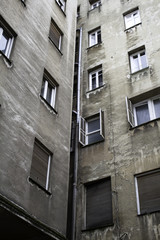 Fototapeta na wymiar Deteriorated building in city