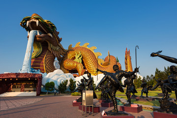 Kung fu and dragon statues, Suphanburi