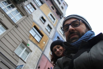 Turisti tra le case particolari in inverno a Vienna © Alfons Photographer