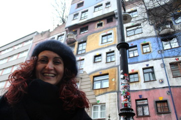 Turista tra le case particolari in inverno a Vienna © Alfons Photographer