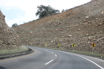 carretera entre montañas