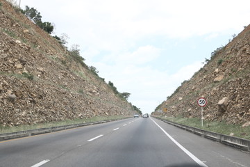 carretera entre montañas