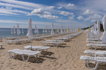 Leere Liegen am Goldstrand in der Vorsaison