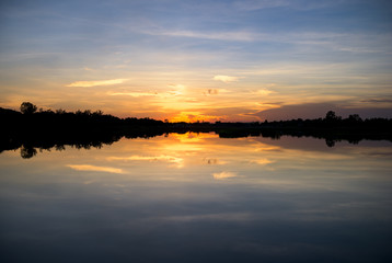 Obraz premium View of sunset over the lake
