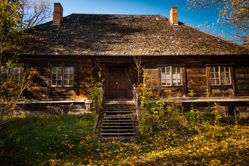 Stary drewniany dom na wsi  - obrazy, fototapety, plakaty