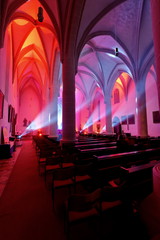 farbige Lichtinstallation Kirche, Kronach leuchtet 2013, Licht im Kirchenschiff