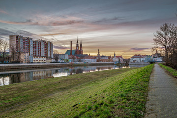 panorama Opola z katedrą, ratuszem nad Odrą
