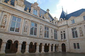 cour intérieure de la mairie de La Rochelle