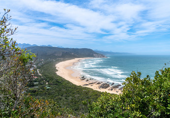 Fototapeta na wymiar Strand am Meer in Südafrika von oben Fotografiert