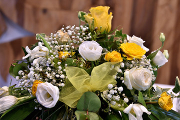 beautiful bouquet of delicate white roses and yellow roses, brilliance of candidity, ideal to give on a special day