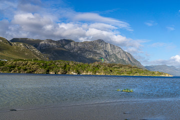 See mit Bergen und Himmel mit Wolken