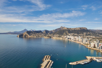 puerto de calpe, con montañas, mar y un paisaje precioso