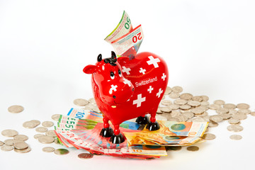 Cash Cow - rote Kuh als Sparschwein mit Schweizer Franken