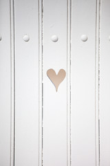 Porte ou volet peint en blanc et découpe d'un cœur