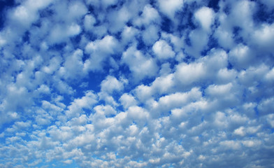 Obraz premium blue sky background with white clouds and sunbeams