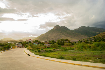 pueblo bajo la montaña