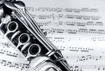 Obraz premium clarinet on music partiture background
