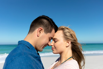 Obraz premium Young couple in love at the beach