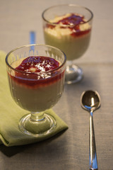 Grießbrei mit Himbeersoße