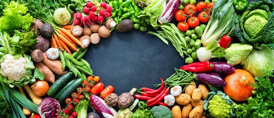 Tafelkleed Voedselachtergrond met assortiment van verse organische groenten © Alexander Raths