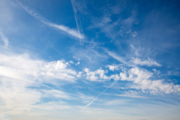 Himmel Flugzeug Spuren himmelblau wolkig