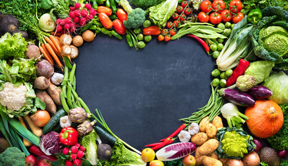 Lebensmittelhintergrund mit Auswahl an frischem Bio-Gemüse