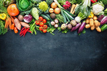 Voedselachtergrond met assortiment van verse organische groenten