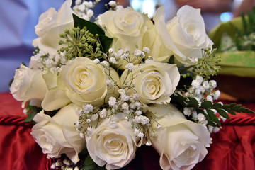 beautiful bouquet of delicate white roses, brilliance of purity, ideal to give on a special day