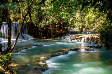 Cataratas de Kuang Si crean piscinas naturales
