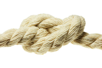 Eine Kordel mit einem Knoten vor weißem Hintergrund.