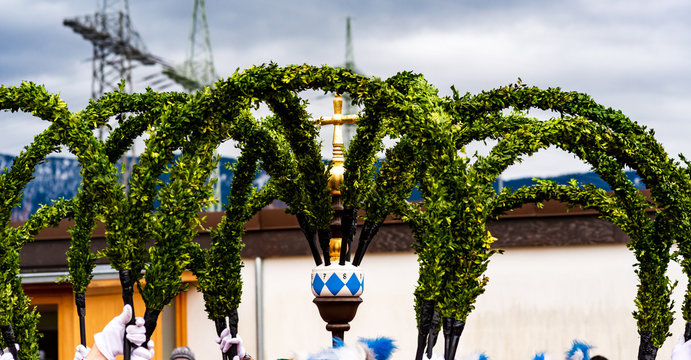 Die Murnauer Sch&auml;ffler tanzen ihren traditionellen Tanz