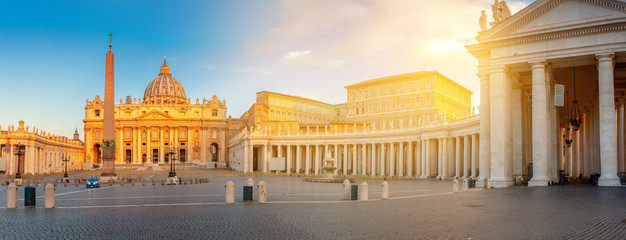 Fototapeta na wymiar Panorama of the square and the Basilica of St. Peter in the Vatican at sunrise